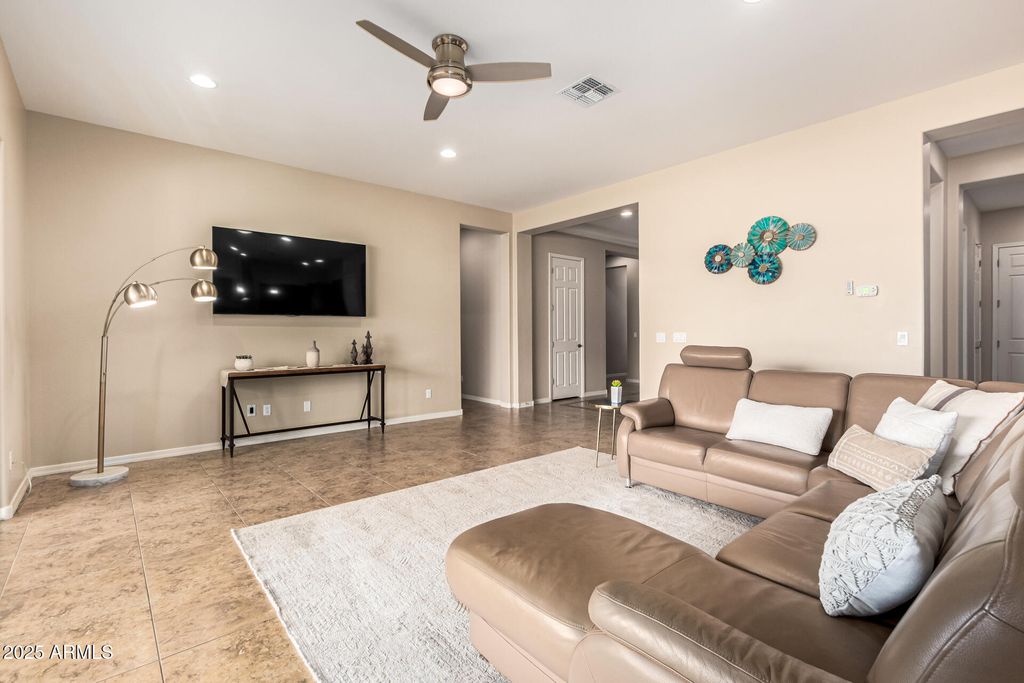 Image 8 of property listing at 18406 W VERBENA Drive, Goodyear, AZ 85338