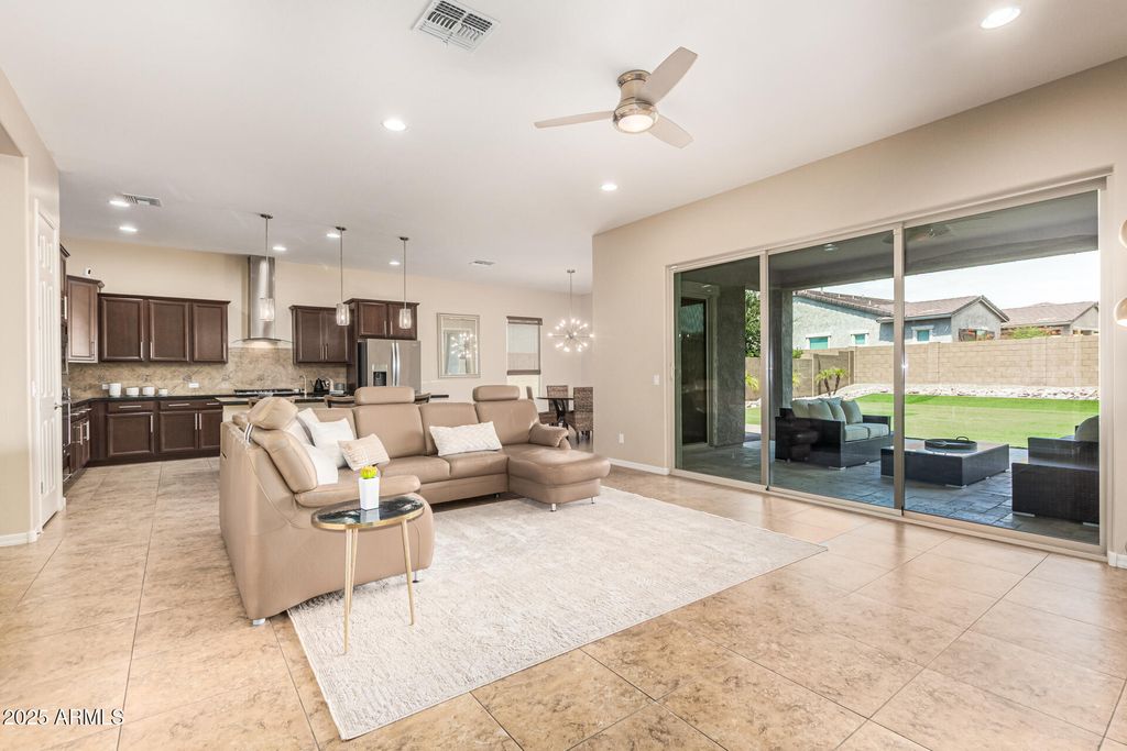 Image 9 of property listing at 18406 W VERBENA Drive, Goodyear, AZ 85338