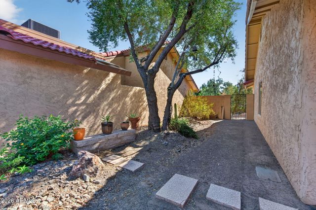 12037 S HALF MOON Drive, Phoenix, AZ 85044
