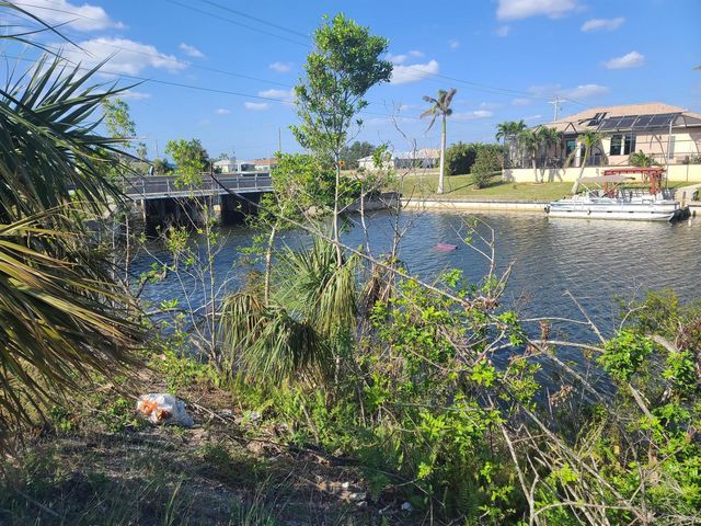 725 NW 8th Terrace, Cape Coral, FL 33993