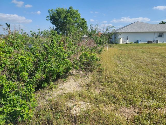725 NW 8th Terrace, Cape Coral, FL 33993