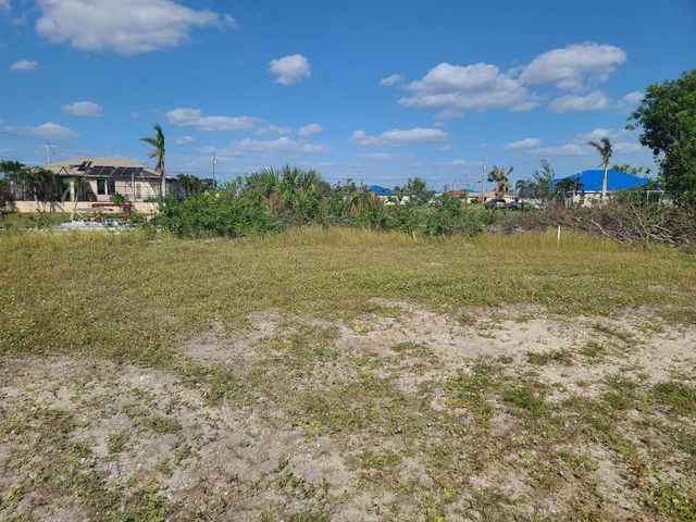 725 NW 8th Terrace, Cape Coral, FL 33993
