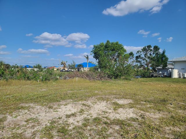 725 NW 8th Terrace, Cape Coral, FL 33993