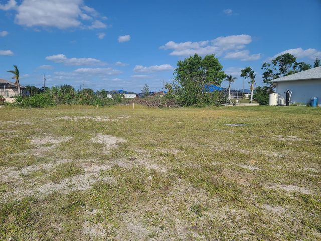 725 NW 8th Terrace, Cape Coral, FL 33993