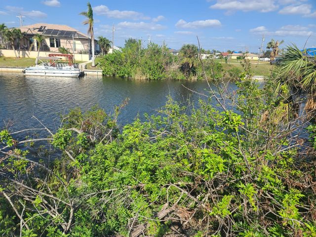 725 NW 8th Terrace, Cape Coral, FL 33993