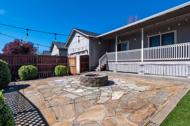 584 Barton Road, Eagle Point, OR 97524