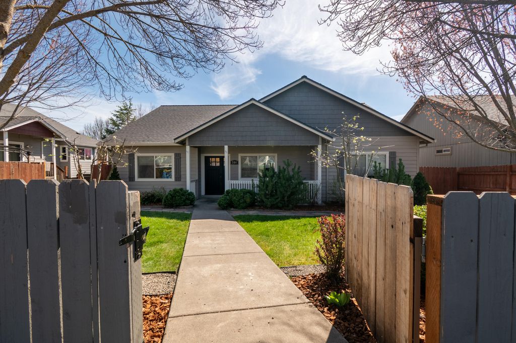 584 Barton Road, Eagle Point, OR 97524