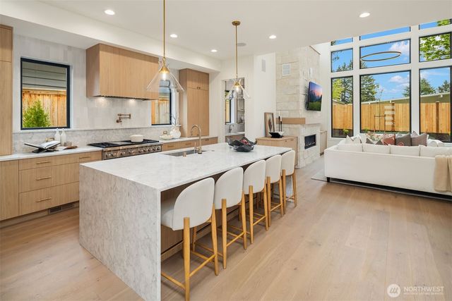 1032 107th Avenue SE, Bellevue, WA 98004