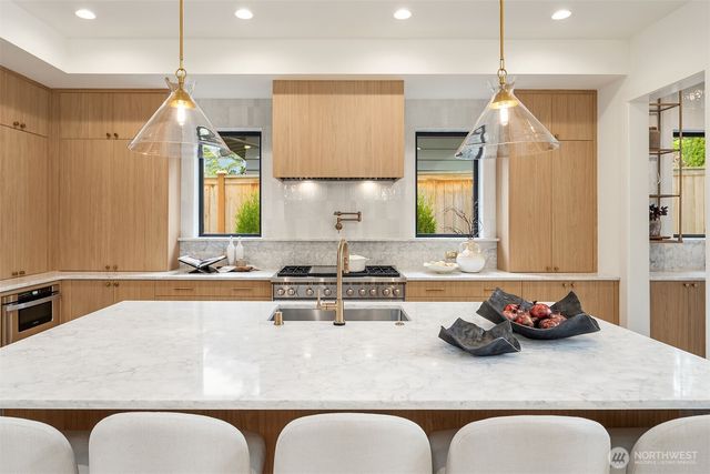 1032 107th Avenue SE, Bellevue, WA 98004