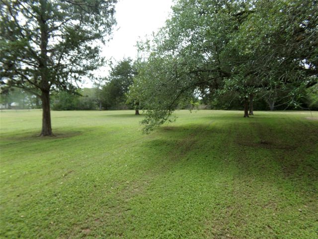 1015 Coy Road, Weimar, TX 78962
