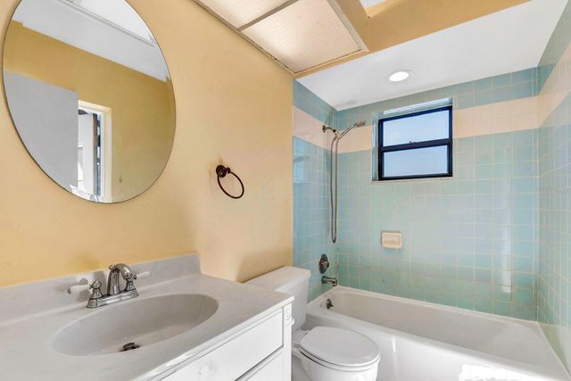 5017 80TH AVENUE CIRCLE E, Sarasota, FL 34243