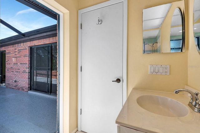 5017 80TH AVENUE CIRCLE E, Sarasota, FL 34243