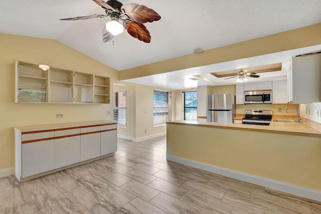 5017 80TH AVENUE CIRCLE E, Sarasota, FL 34243