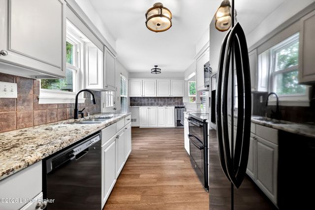 8905 Wooded Glen Rd, Louisville, KY 40220