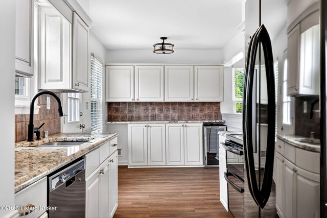 8905 Wooded Glen Rd, Louisville, KY 40220