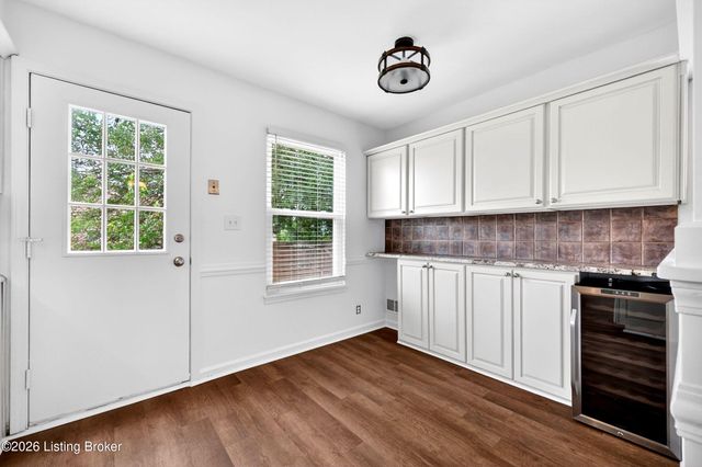 8905 Wooded Glen Rd, Louisville, KY 40220