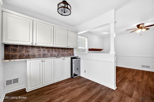 8905 Wooded Glen Rd, Louisville, KY 40220