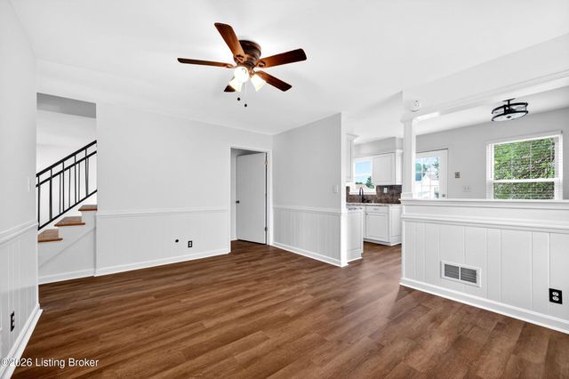 8905 Wooded Glen Rd, Louisville, KY 40220