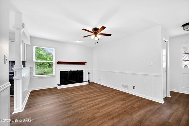 8905 Wooded Glen Rd, Louisville, KY 40220