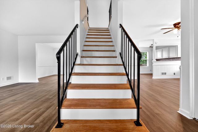 8905 Wooded Glen Rd, Louisville, KY 40220