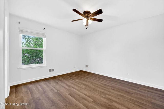 8905 Wooded Glen Rd, Louisville, KY 40220