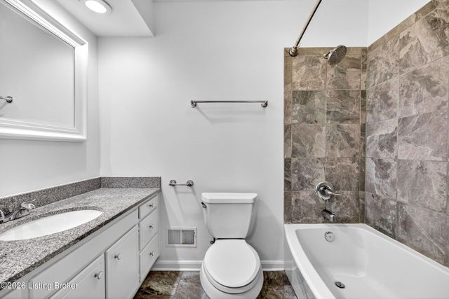 8905 Wooded Glen Rd, Louisville, KY 40220