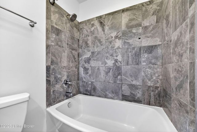 8905 Wooded Glen Rd, Louisville, KY 40220