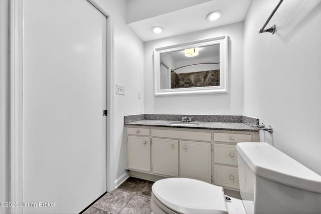 8905 Wooded Glen Rd, Louisville, KY 40220