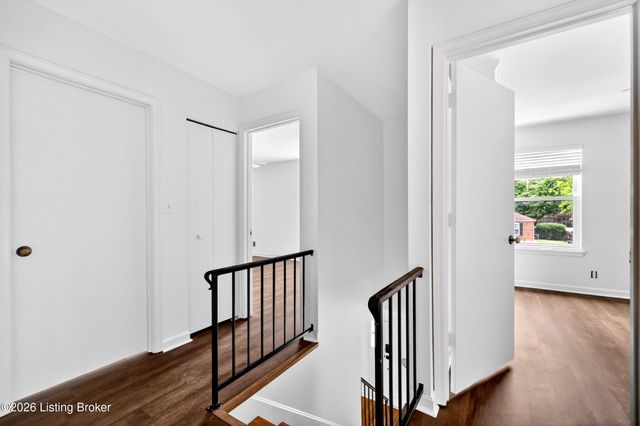 8905 Wooded Glen Rd, Louisville, KY 40220