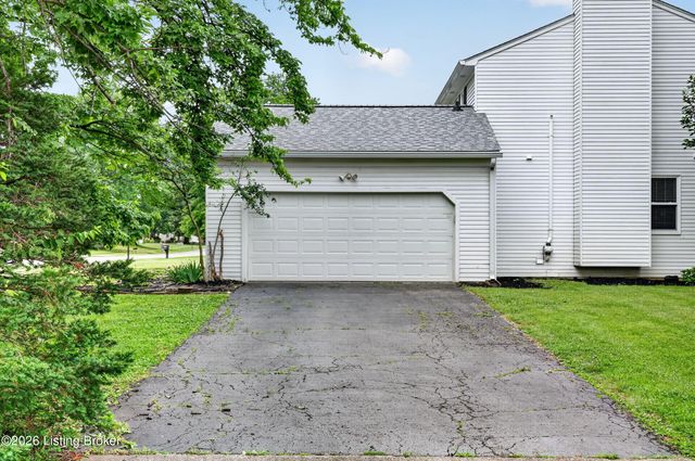 8905 Wooded Glen Rd, Louisville, KY 40220