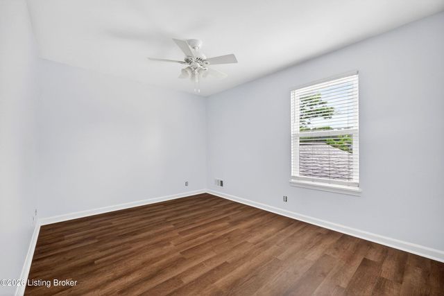 8905 Wooded Glen Rd, Louisville, KY 40220