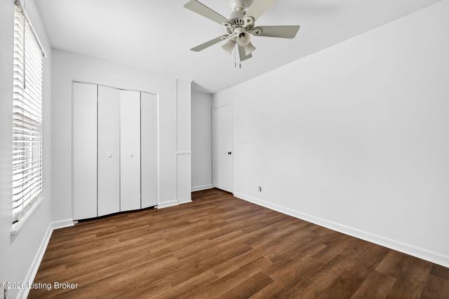 8905 Wooded Glen Rd, Louisville, KY 40220