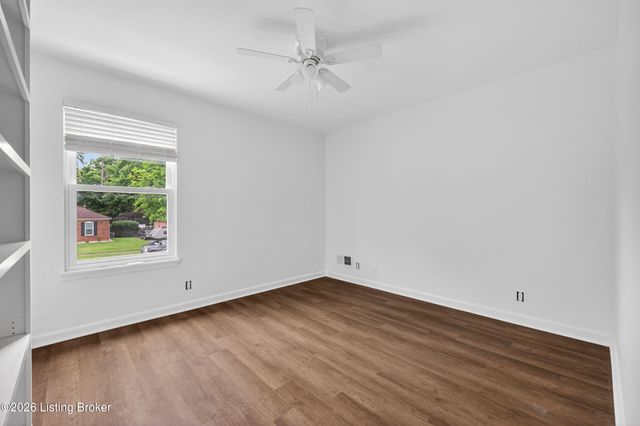 8905 Wooded Glen Rd, Louisville, KY 40220