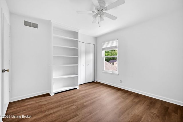 8905 Wooded Glen Rd, Louisville, KY 40220