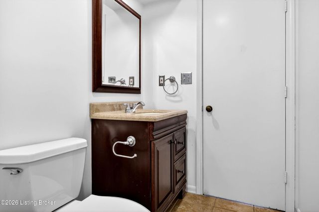8905 Wooded Glen Rd, Louisville, KY 40220