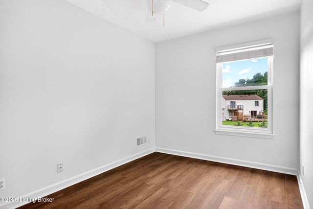 8905 Wooded Glen Rd, Louisville, KY 40220