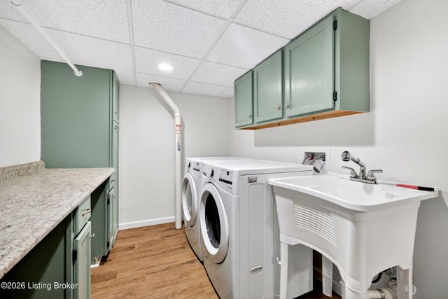 8905 Wooded Glen Rd, Louisville, KY 40220