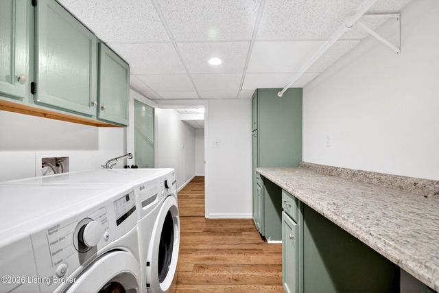 8905 Wooded Glen Rd, Louisville, KY 40220