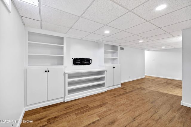 8905 Wooded Glen Rd, Louisville, KY 40220