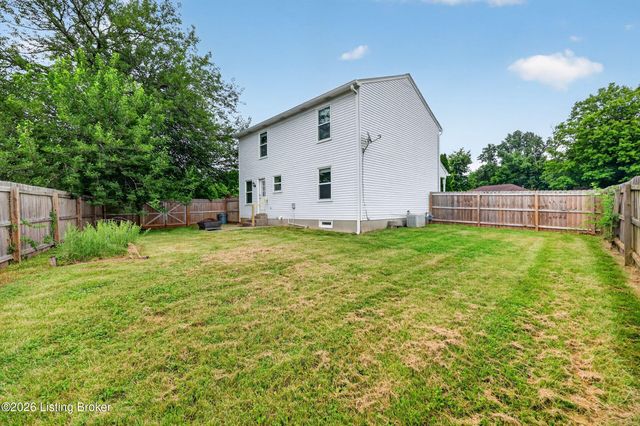 8905 Wooded Glen Rd, Louisville, KY 40220