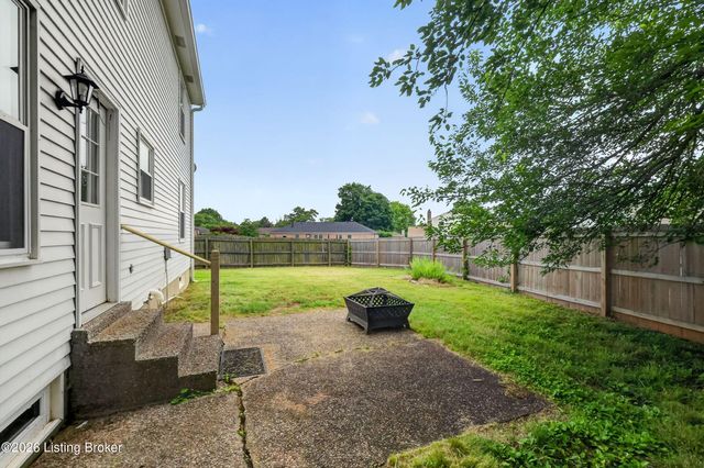8905 Wooded Glen Rd, Louisville, KY 40220