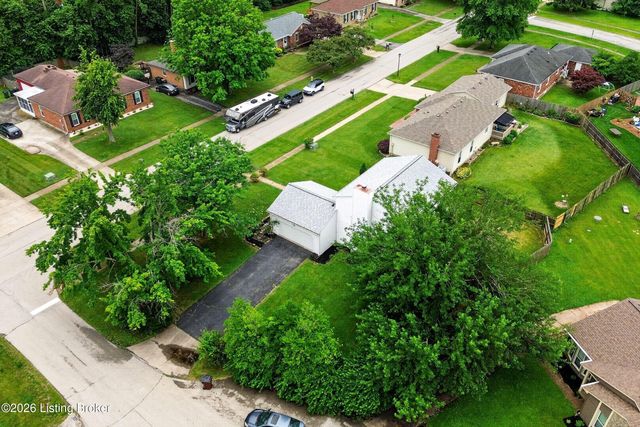 8905 Wooded Glen Rd, Louisville, KY 40220