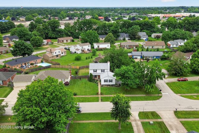 8905 Wooded Glen Rd, Louisville, KY 40220