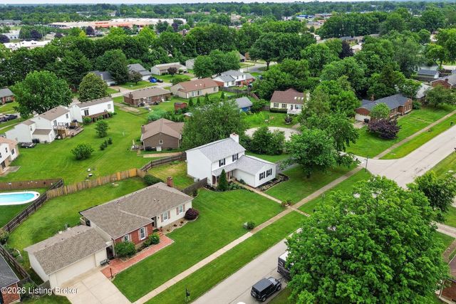 8905 Wooded Glen Rd, Louisville, KY 40220