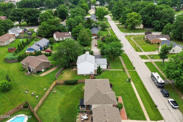 8905 Wooded Glen Rd, Louisville, KY 40220