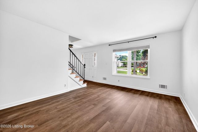 8905 Wooded Glen Rd, Louisville, KY 40220