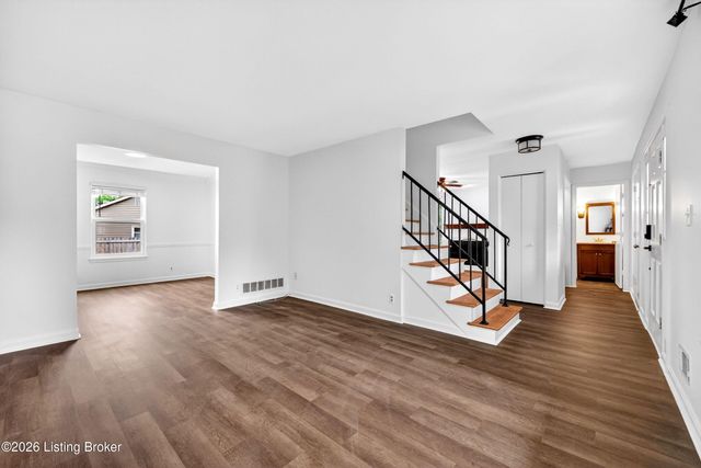 8905 Wooded Glen Rd, Louisville, KY 40220