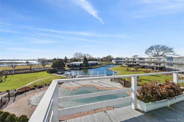 35 Library Avenue 3L, Westhampton Beach, NY 11978