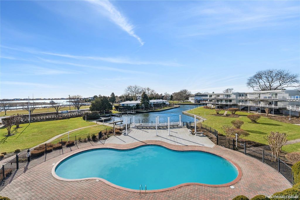 35 Library Avenue 3L, Westhampton Beach, NY 11978