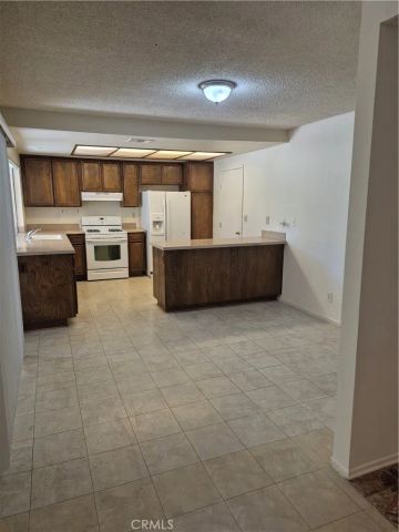 1925 Silver Oak Way, Hemet, CA 92545